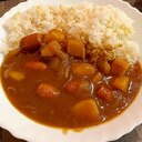 キャンプめしの定番！ウィンナーごろごろ炒めカレー